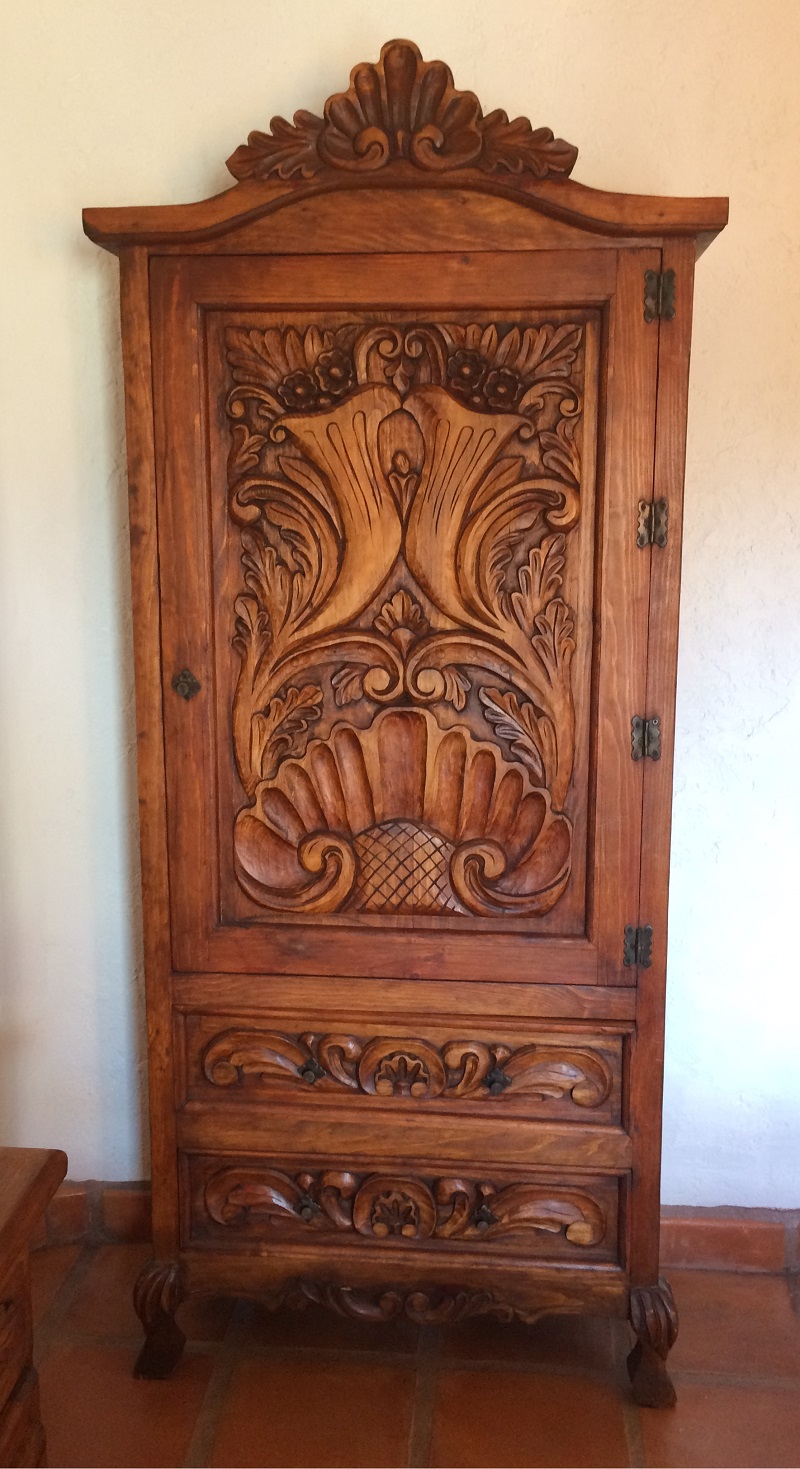 krzeslo z kolonilalnym motywem